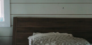 Wykończenie ściany za łóżkiem