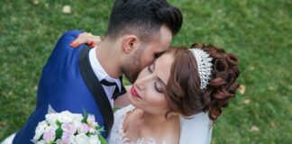 Błyszczące i rozpuszczone włosy