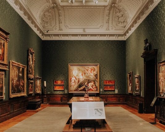 Czym różnią się muzea sztuki nowoczesnej od tradycyjnych galerii sztuki?
