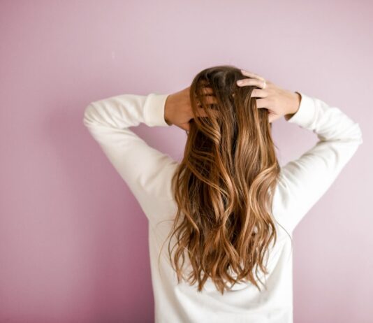 Jak wybrać odpowiednią szczotkę do włosów dla swojego typu włosów