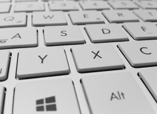 Jak usunąć brud z gumy w pralce?