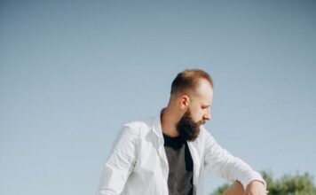 Czy jeansowe szorty to dobry wybór na lato? szorty jeansowe męskie