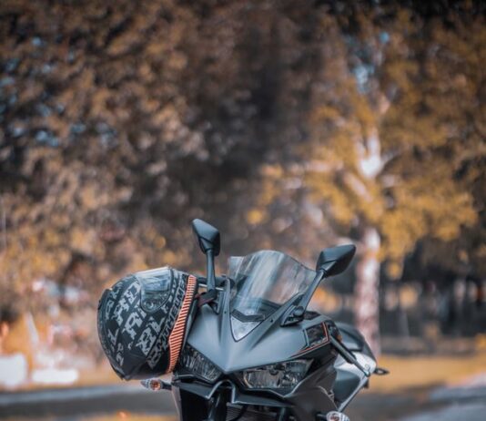Kaski Airoh. Czym różnią się modele do miasta, trasy i crossa kask